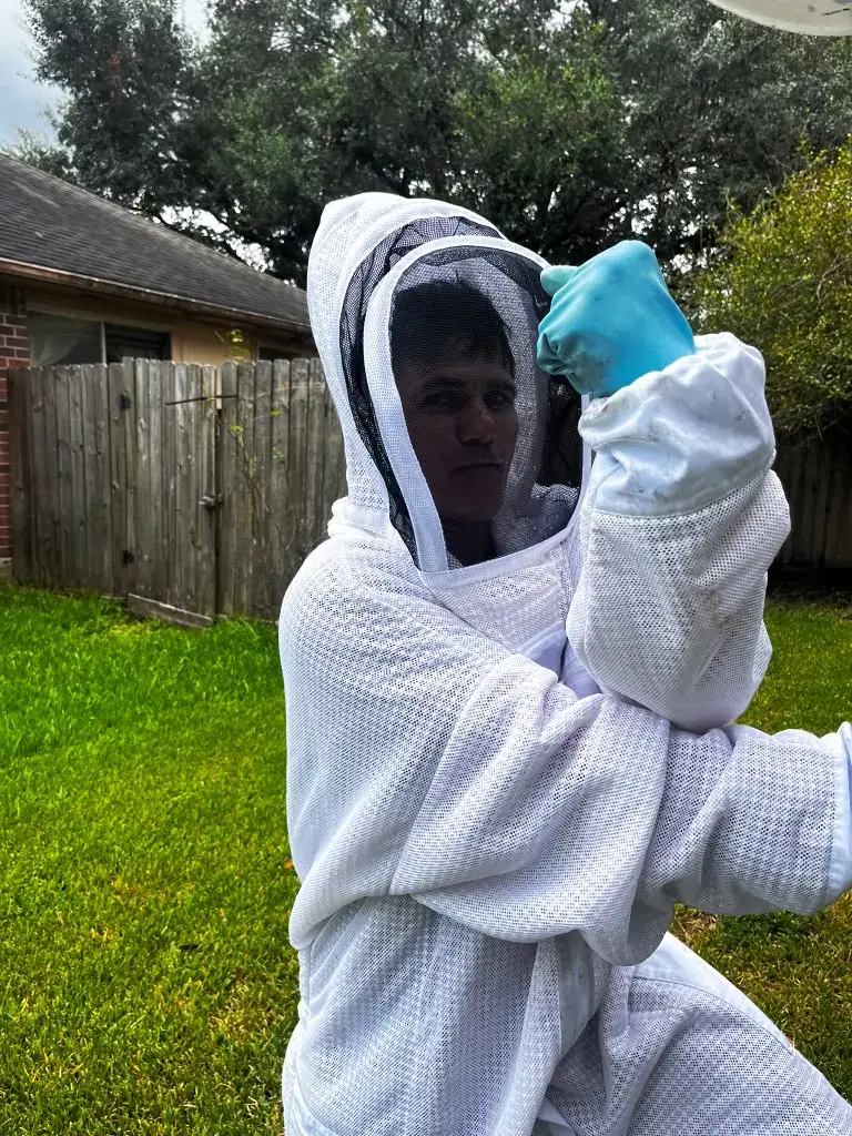 Persona vistiendo traje protector para trabajo con abejas.