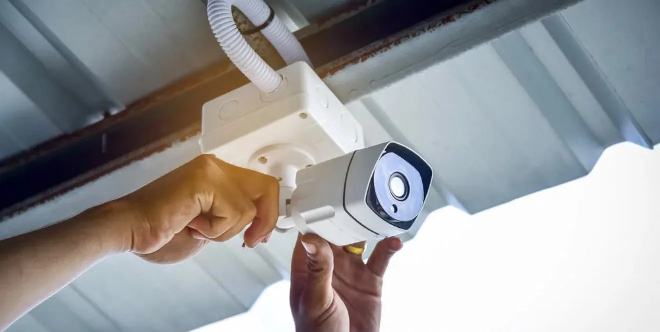 Instalación de cámara de seguridad en estructura exterior